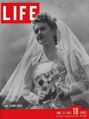 cv062242.jpg 6/22/1942 War-stamp bouquets - Image 1
